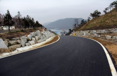 금산군, 1억여 원 들여 농장 가는 길 서둘러 포장... 왜?