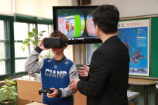 3D 그래픽에 파우더룸... 이게 학교 화장실 맞아?