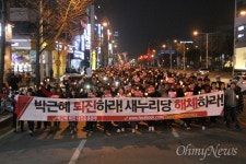 일요일도 4만명 모인 대전... 김제동 청와대는 대통령 석방하라