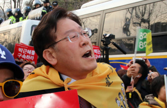 [동행취재] 촛불집회, 뜨거웠던 이재명의 '7시간'
