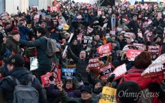 와! 이겼다! 국회 앞은 축제판