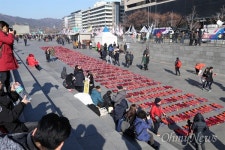 [오마이포토] 세월호7시간 밝히라 광장에 놓인 304벌 구명조끼