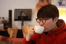 홍대 앞이 변하는 건 다 돈 때문이죠