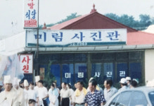 카메라 가방 가득 돈이... 휴대폰 나오며 끝났지 뭐