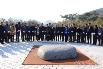 이재명, 국민이 주인인 나라 완성하겠다 다짐하며 노무현 묘역 참배 후 눈물 흘려