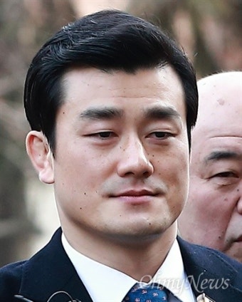 [오마이포토] 최순실 휴대폰 닦던 이영선 행정관, 미소 지으며 헌재 도착
