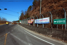 논 한가운데 큰 돌 2개, 이것이 무엇일까