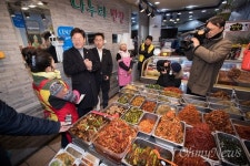 [오마이포토] 시장 방문해 청년배당 체험한 이재명