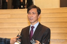 안희정, 선의발언 진의 묻자 박근혜 두둔 아니다