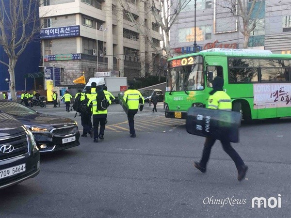 윤석열 대통령 구속영장 발부에 반발하는 친윤 시위대, 헌재 앞에서 시위 집결