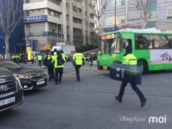 윤석열 대통령 구속영장 발부에 반발하는 친윤 시위대, 헌재 앞에서 시위 집결