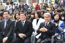 시민 성금만으로 세운 소녀상, 그 옆에 매화 활짝