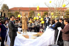 시민 성금만으로 세운 소녀상, 그 옆에 매화 활짝