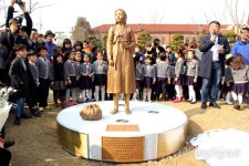 시민 성금만으로 세운 소녀상, 그 옆에 매화 활짝