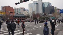 촛불집회에 군복 입고온 남자, 그 이유가...