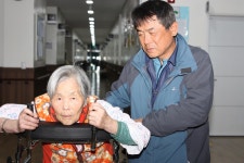 치매부부가 사는 요양원에 가봤더니...