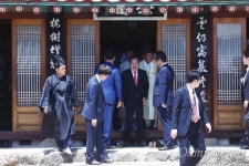 [오마이포토] 김수로왕릉 참배한 홍준표