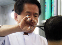 달나라에 간판 걸 때까지  달나라이용원은 문을 닫지 않는다