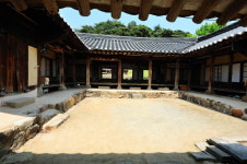 양반집에 담장도 대문도 없네!