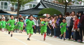 [사진] 초등학교 운동회의 바쁜 물장수