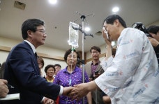눈물 흘린 유승민 거제 크레인 사고, 원청 책임