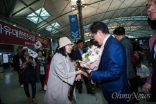 미국 가는 홍트럼프 친박은 좀 빠져라