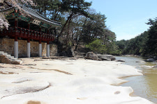 물길 가운데 바위에 새겨진 10명 의병장의 이름