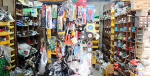 홍성호철물점엔 홍성호씨가 없다