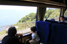 산을 바라보며 음식과 사케 즐기는 관광열차