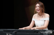 [오마이포토] 이진아, 연주하며 포토타임!