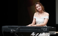 [오마이포토] 이진아, 연주하며 포토타임!