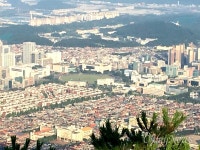 국내 최대 원형 창원광장, 비워놓자 vs 개발하자