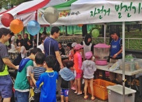 도로에 수영장이... 차가 없어지니 생긴 일들