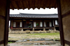 도로와 철길 사이, 고즈넉한 고택 마을