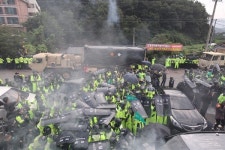 사드 4기 마을회관 통과 오열하는 주민들 싸움은 이제 시작
