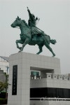 20대, 창원시청 옆 최윤덕 동상 좌대 파손