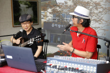 지역 주민과의 소통 위해 라디오를 선택했죠