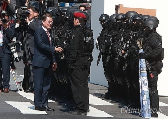 [오마이포토] 문재인 대통령, 경찰특공대 격려