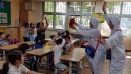 충치맨, 어금니, 앞니로 변신한 엄마들... 참 이상한 연극단 