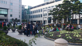 울산시청 건물 흔들리자 공무원들 시청마당으로 