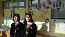 위안부 배지 만들어 나눔의 집에 기부하는 중학생들