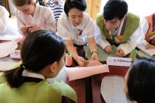 이게 바로 한국의 미 바느질하며 감탄한 외국인들