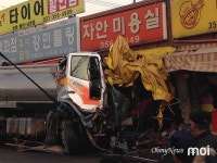 미용실로 돌진한 15톤 살수차... 운전자 숨져