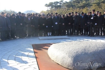 새해 첫날 봉하마을 고 노무현 대통령 참배객 북적