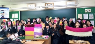 여중생들 우간다 신생아 모자, 뜨개질로 만들었어요