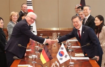 평창올림픽 외교전, 문재인 정부가 승리하는 중?