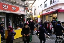 닭강정만 사고... 사람 많지만 올림픽 특수는 글쎄