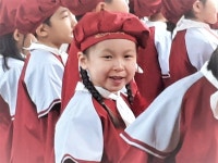 졸업식에 참석한 아빠 셋, 일터만 다를 뿐이에요