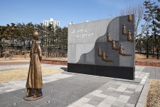 얼굴이 바뀌어 보이는 부천 평화의 소녀상