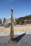 얼굴이 바뀌어 보이는 부천 평화의 소녀상